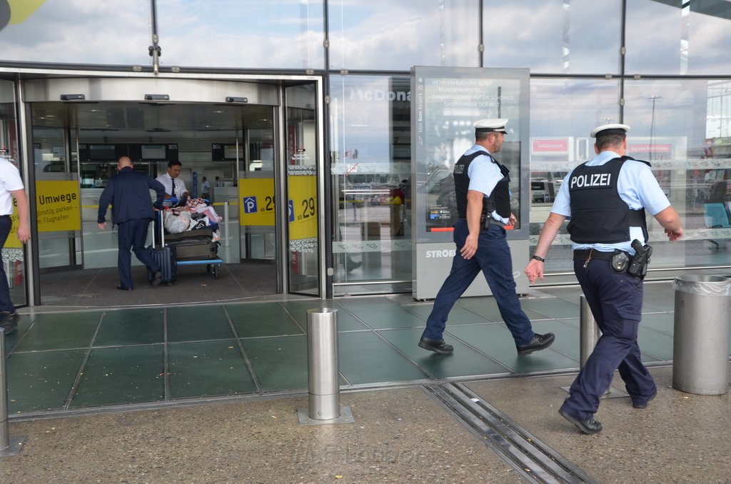 Verdaechtige Koffer Koeln Bonn Airport Koeln Porz  P39.JPG - Miklos Laubert